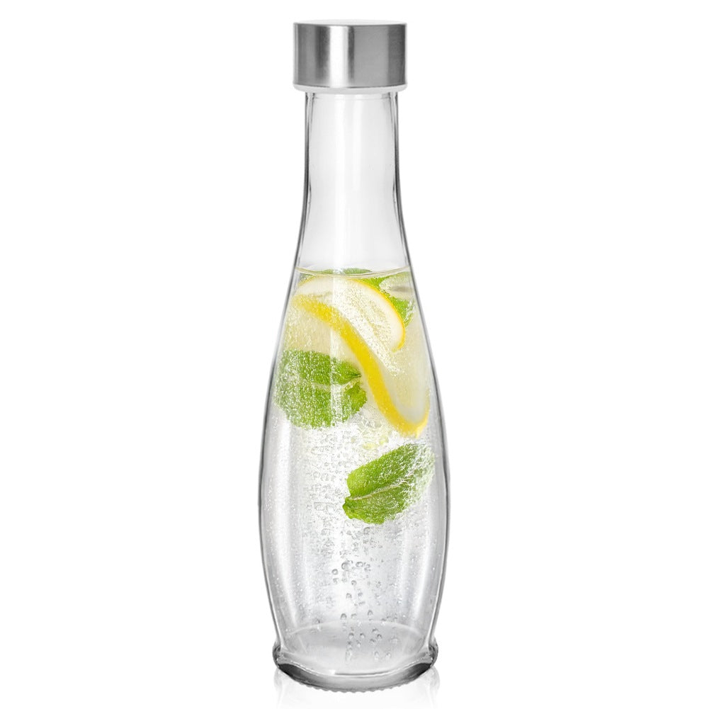 Jarra de vidrio transparente con tapa plateada, llena de agua, rodajas de limón y menta.