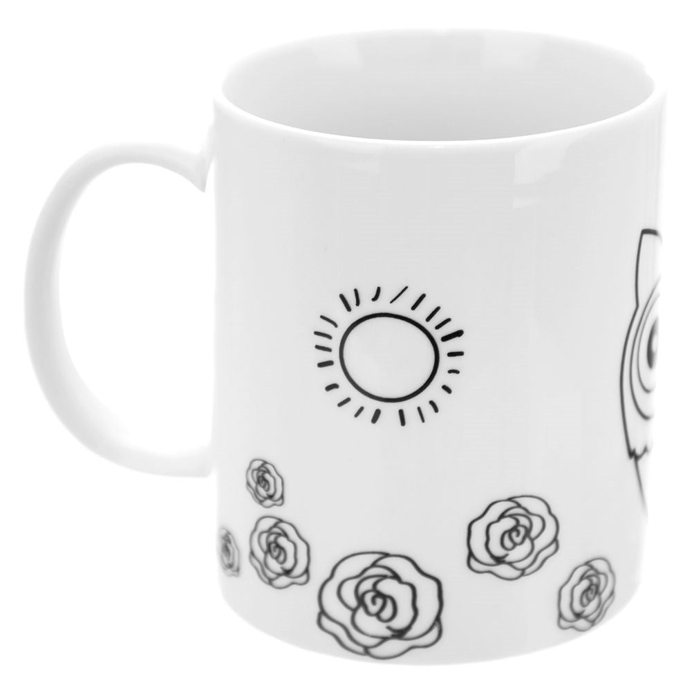 Una taza blanca con un dibujo negro de una figura de palo y rosas.