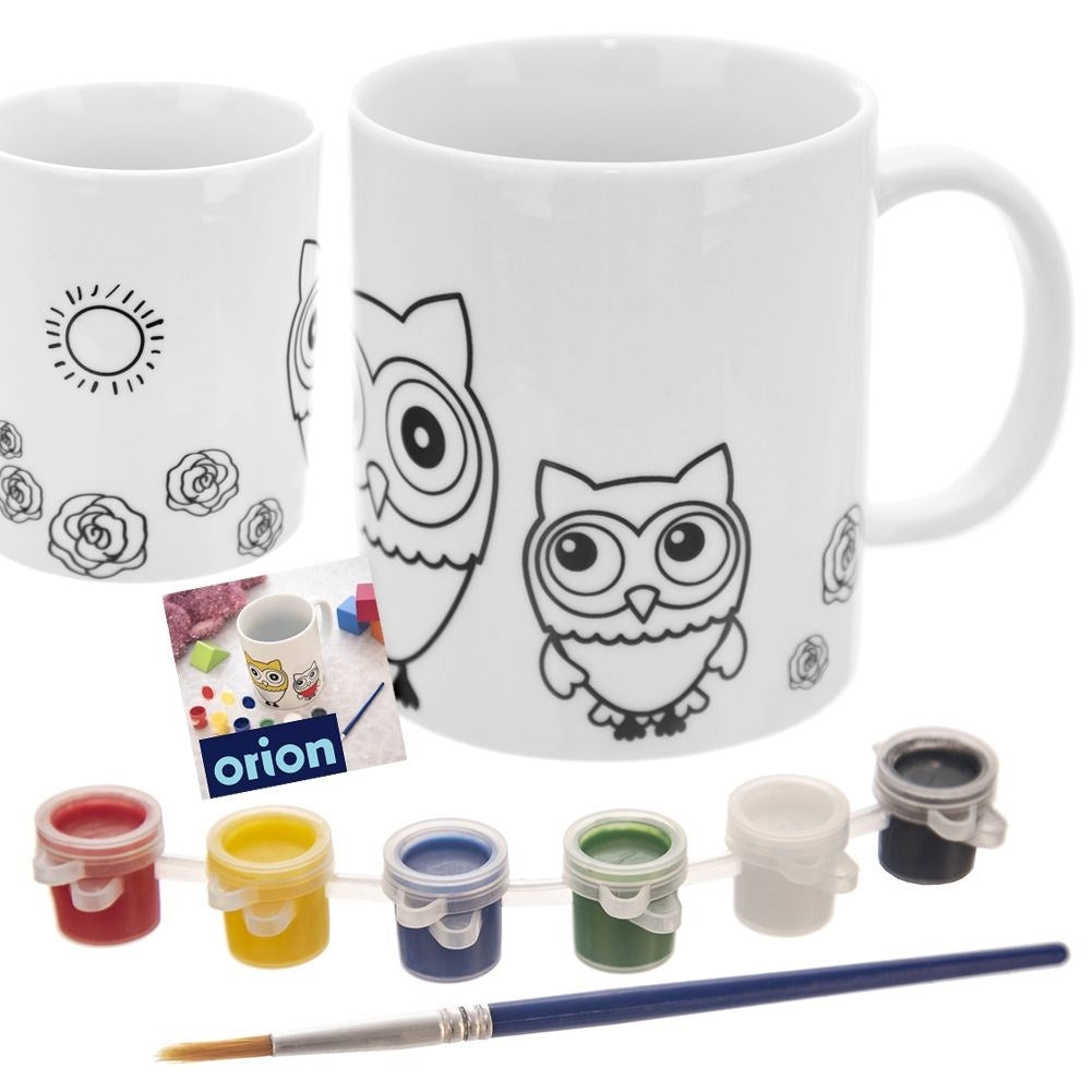 Un kit para pintar tazas con diseño de búhos y pinturas.
