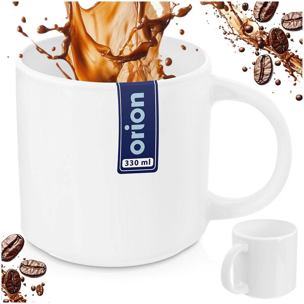 Una taza blanca con salpicadura de café, granos de café y una taza más pequeña.