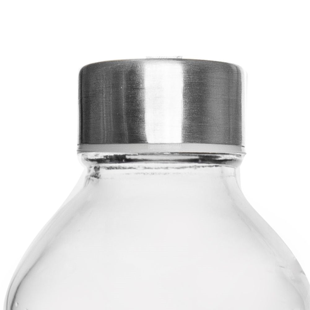 Primer plano de la parte superior de una botella de vidrio con tapa de rosca plateada.
