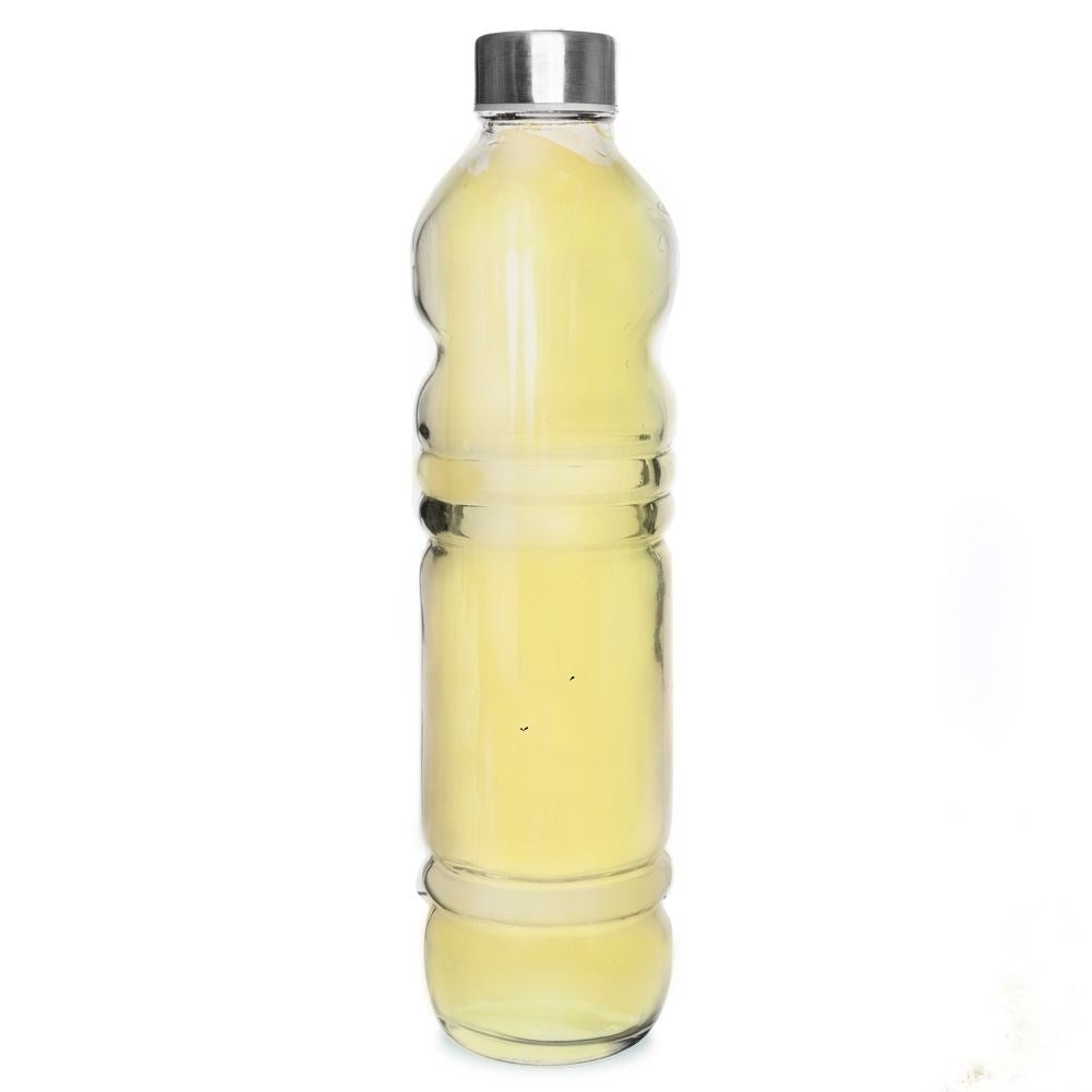 Una botella de vidrio con líquido amarillo y tapa plateada.