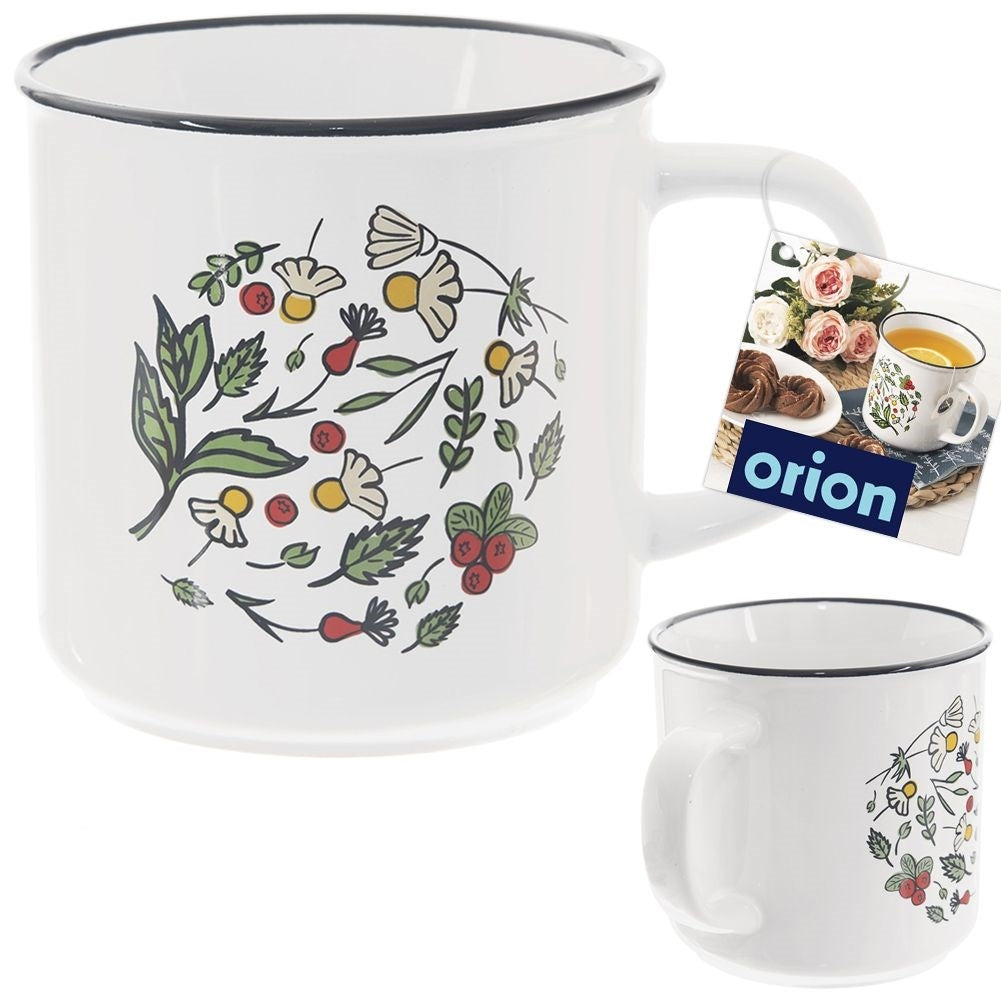 Taza blanca con diseño floral y borde negro, al lado una foto de té.