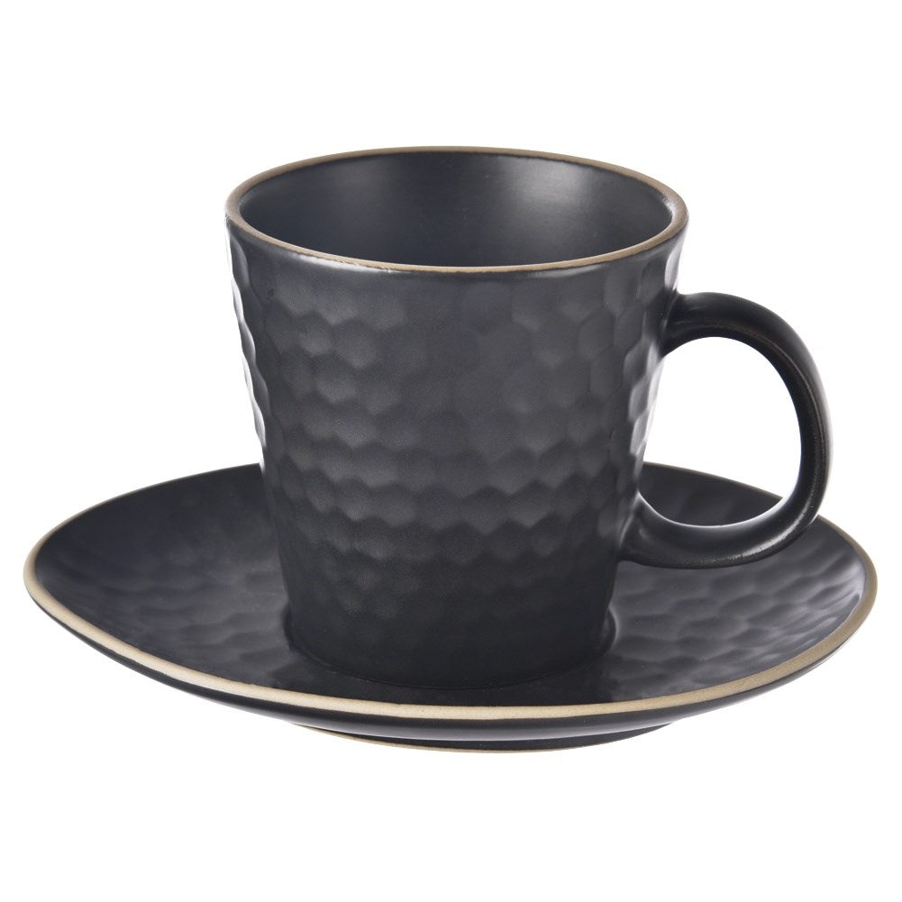 Una taza oscura texturizada y platillo sobre fondo blanco.