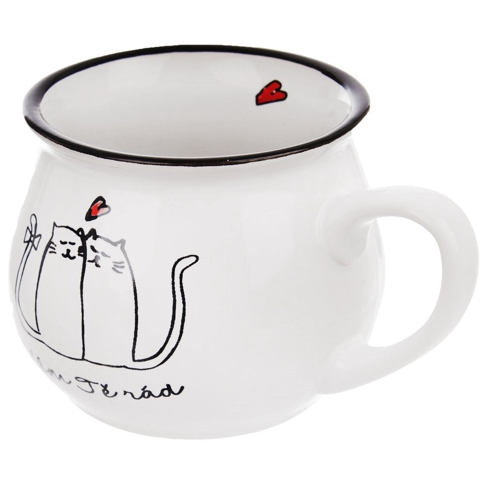Taza blanca con ilustraciones de gatos negros y corazones rojos.