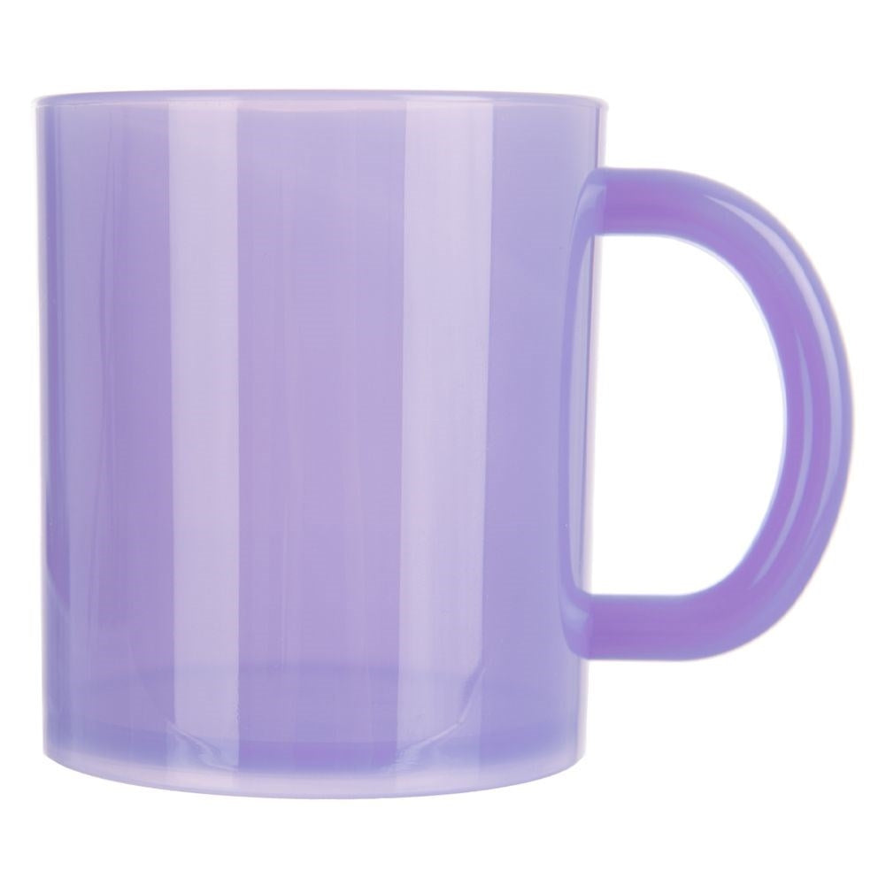 Una taza translúcida de color lavanda con asa, aislada sobre fondo blanco.