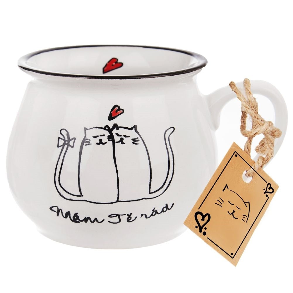 Taza blanca con dos gatos y corazones. Texto: Mám Tě rád.