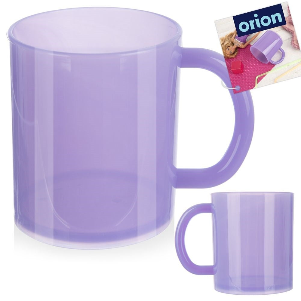 Una taza morada translúcida con una etiqueta que muestra una muñeca.