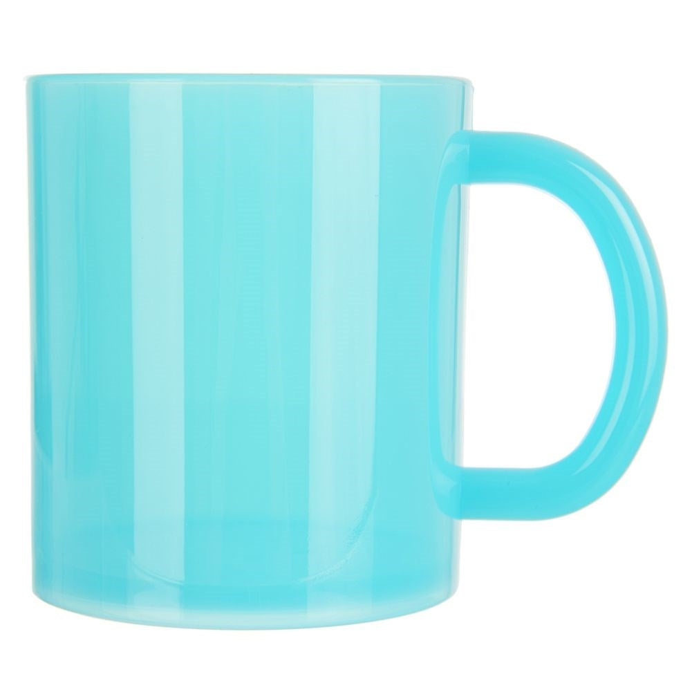 Una taza translúcida azul claro con asa. Se ven rayas verticales.