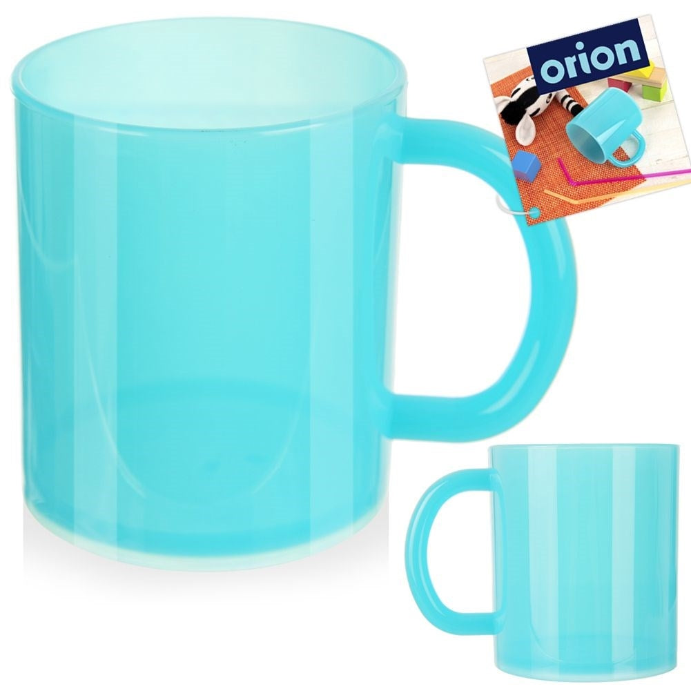 Dos tazas de plástico azul claro, una grande y otra pequeña, sobre fondo blanco.