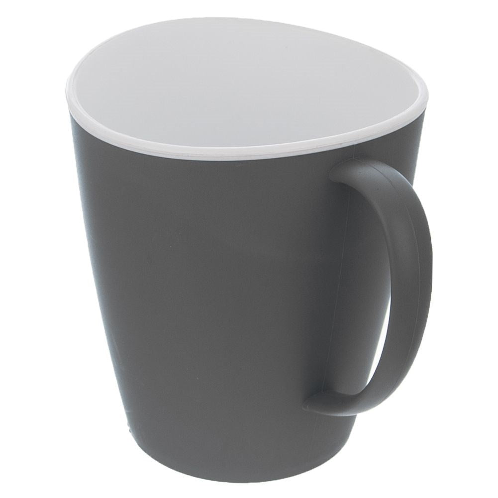 Una taza gris con borde y asa blancos sobre fondo blanco.