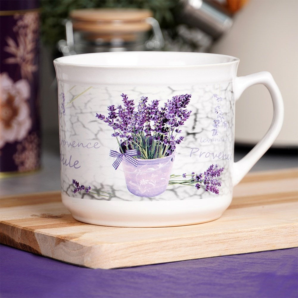 Taza blanca con diseño de lavanda, sobre una tabla de madera.