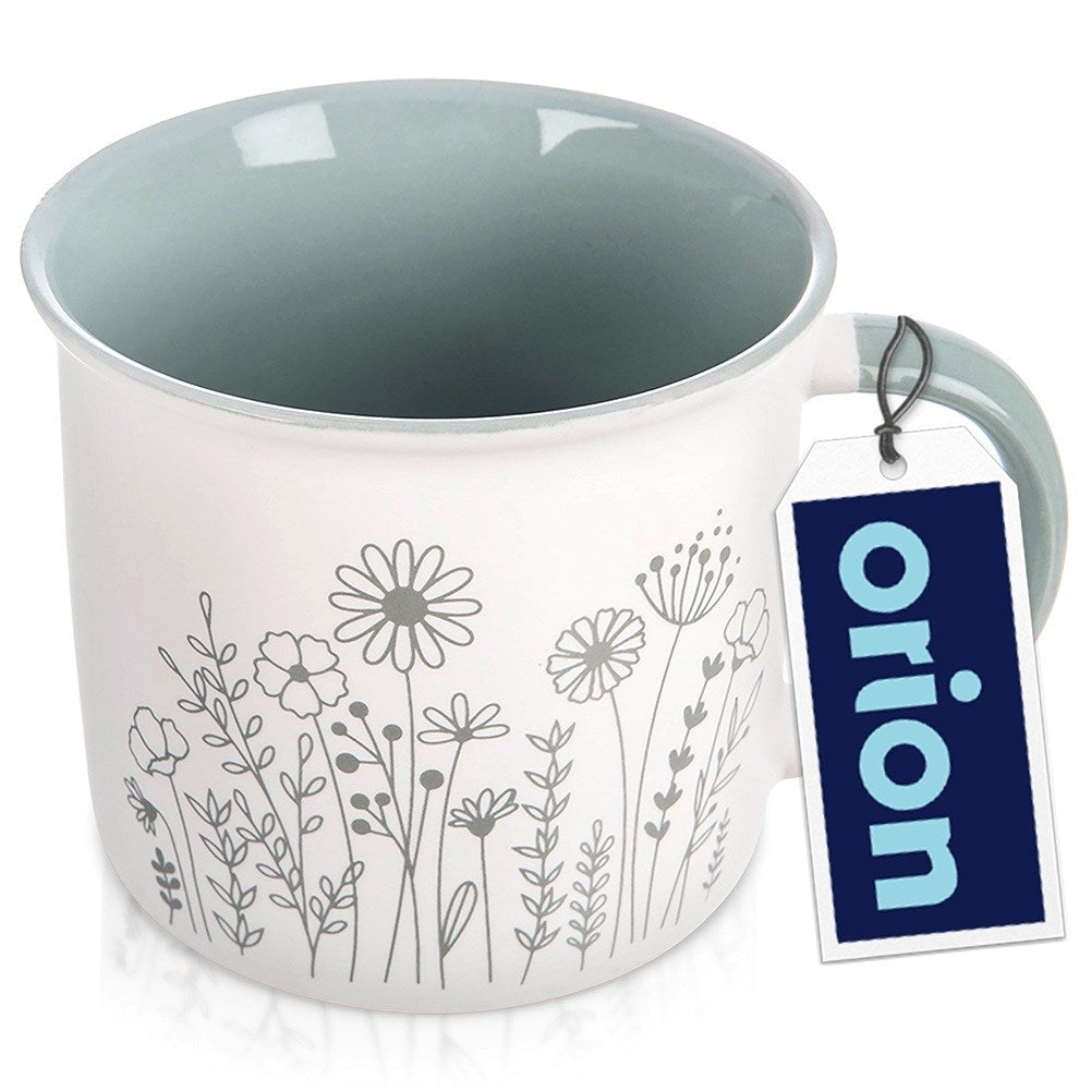 Taza blanca con diseño floral y etiqueta azul que dice "orion".