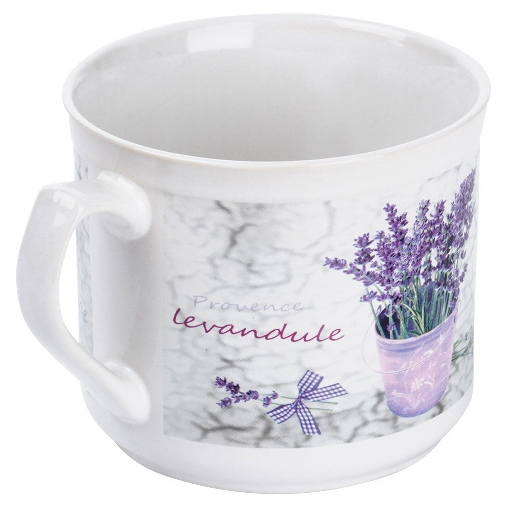 Taza blanca decorada con lavanda y lazo morado.