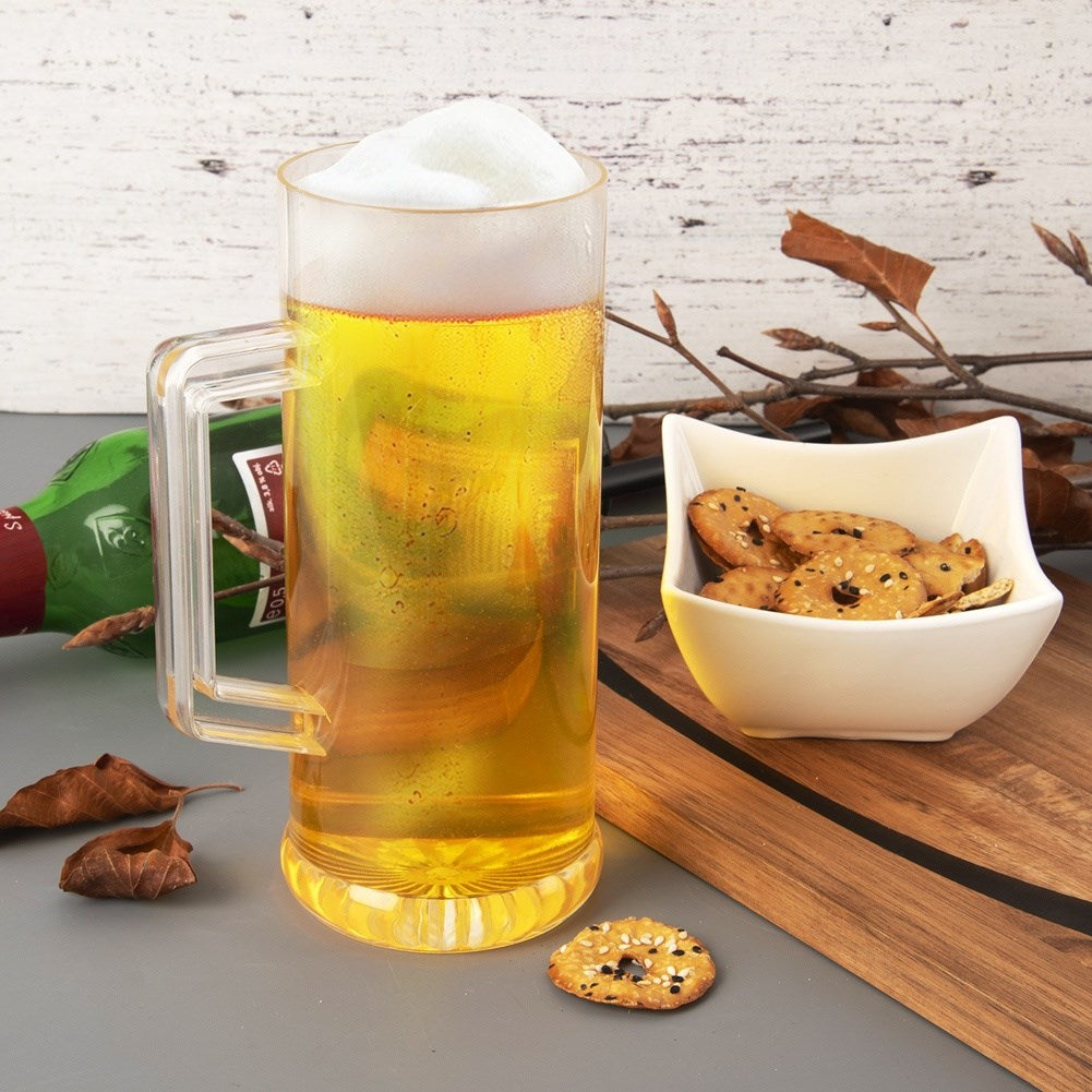 Un vaso de cerveza con espuma, al lado un cuenco de galletas y una botella.