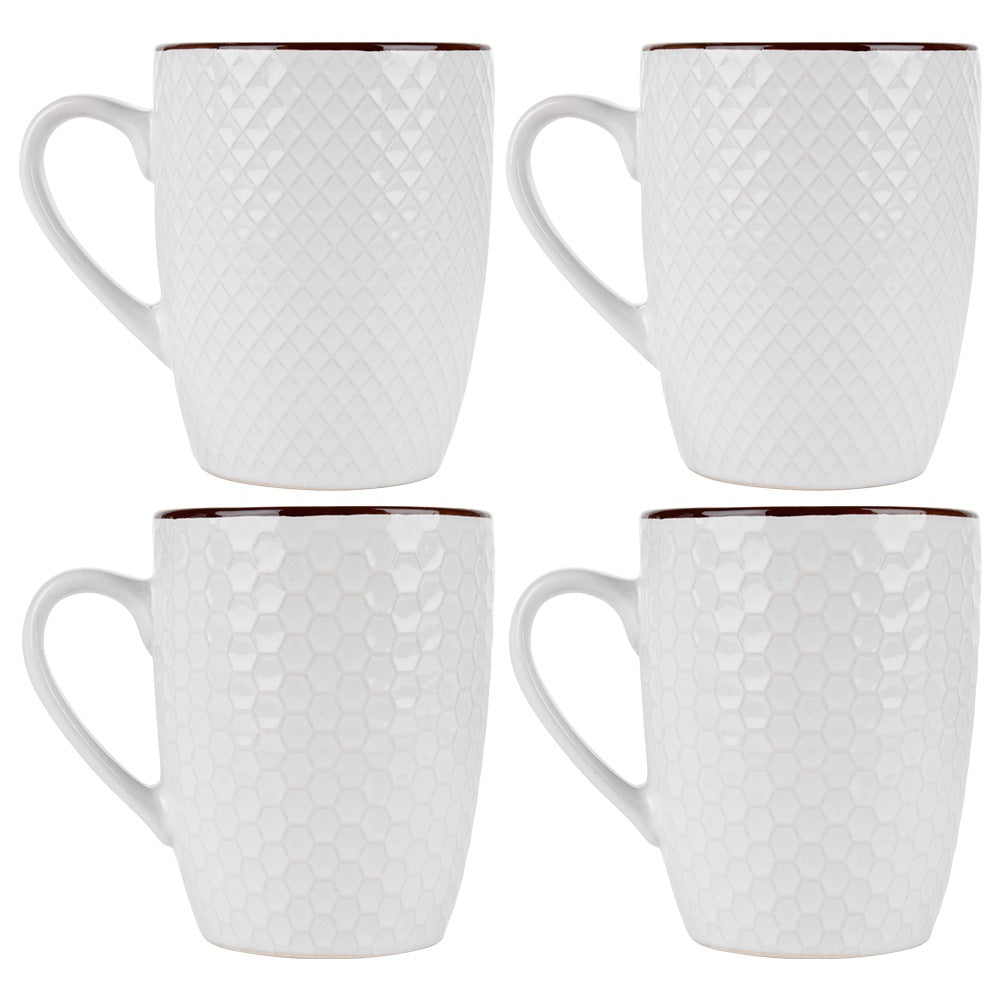 Cuatro tazas blancas con asas y borde oscuro. Dos con patrón de diamantes, dos con patrón de panal.
