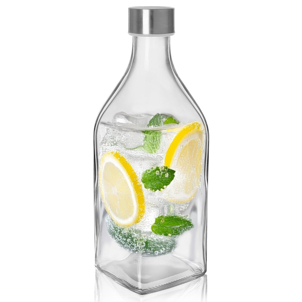 Una botella de vidrio con tapa plateada, llena de agua, hielo, rodajas de limón y menta.