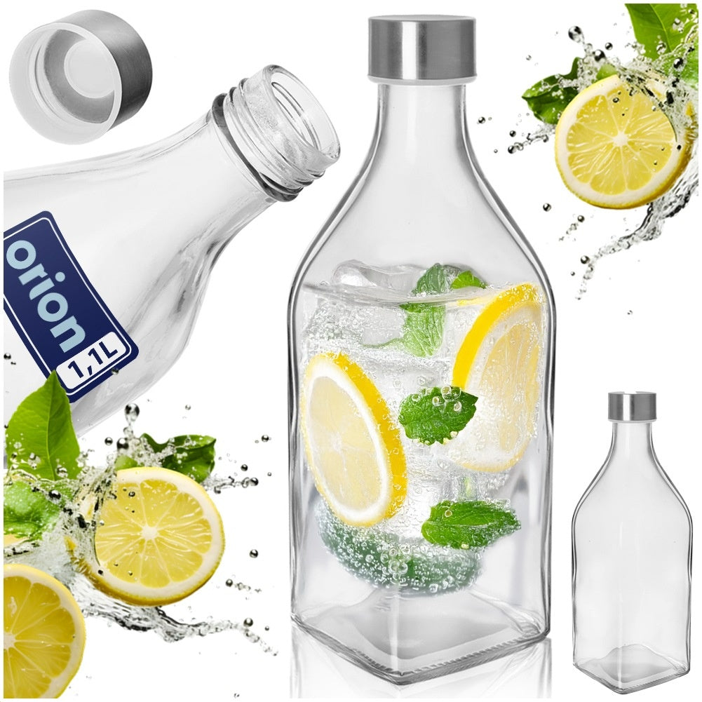 Botella de vidrio con limón, menta y cubitos de hielo, junto a una botella vacía.