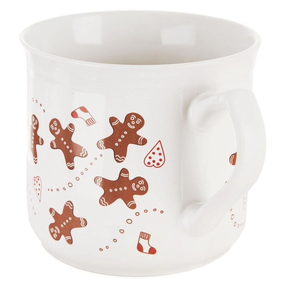 Taza blanca decorada con hombres de jengibre y motivos navideños.