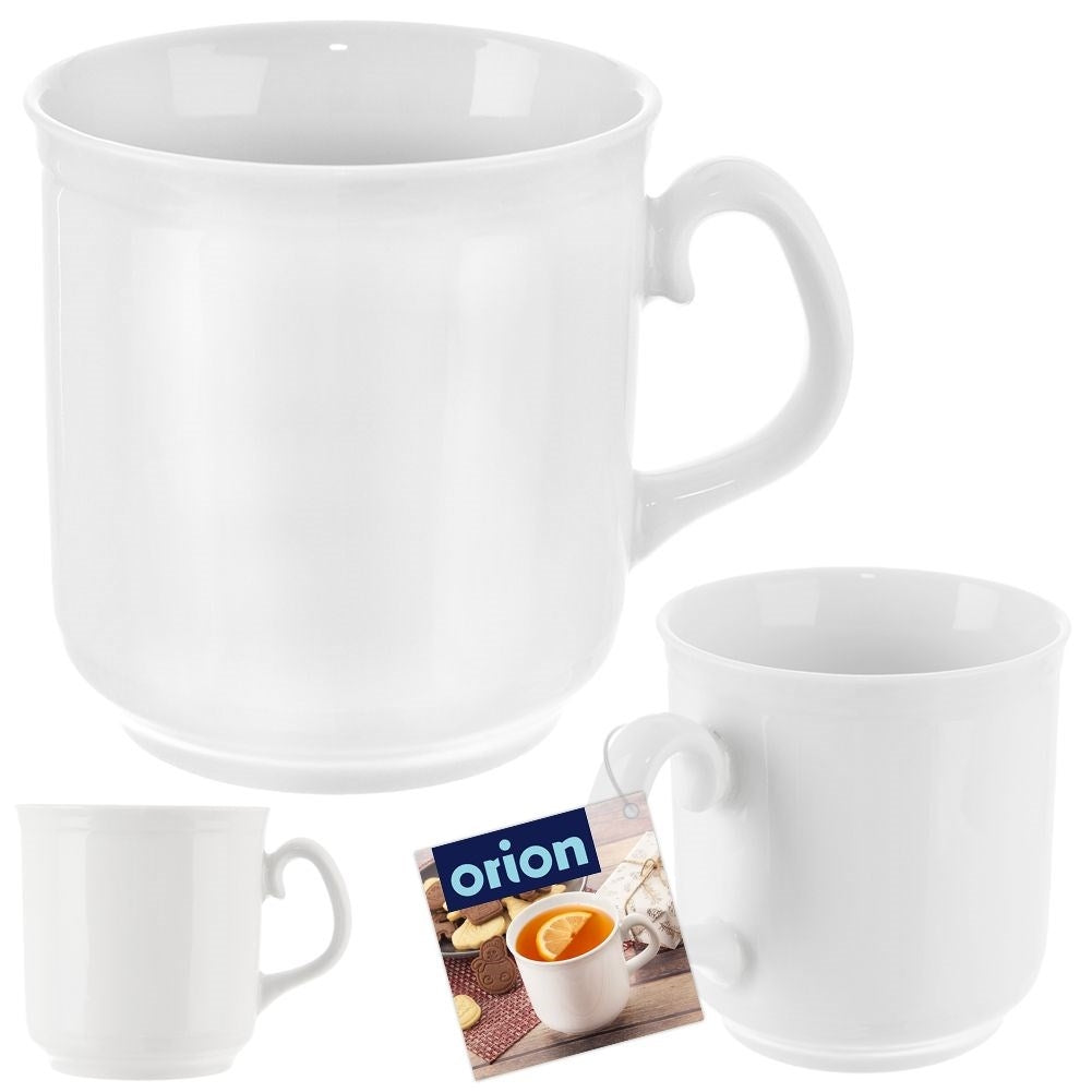 Tres tazas blancas de cerámica, una con etiqueta de galletas y té.