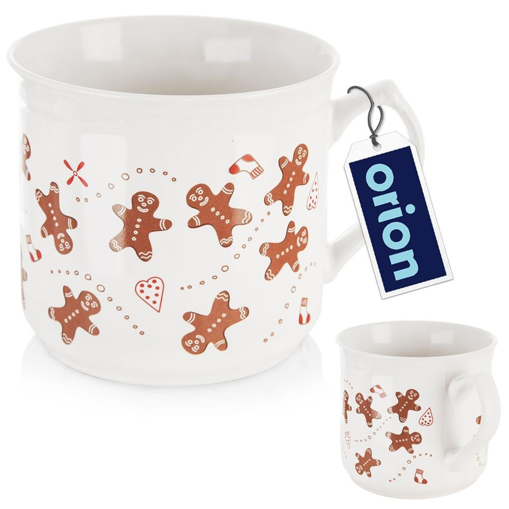 Taza blanca con hombres de jengibre y patrón de corazón.