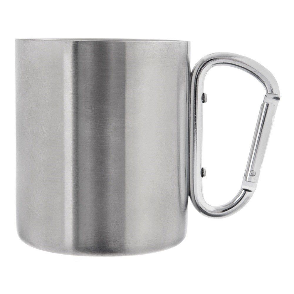 Taza de metal plateada con asa de mosquetón, aislada en blanco.