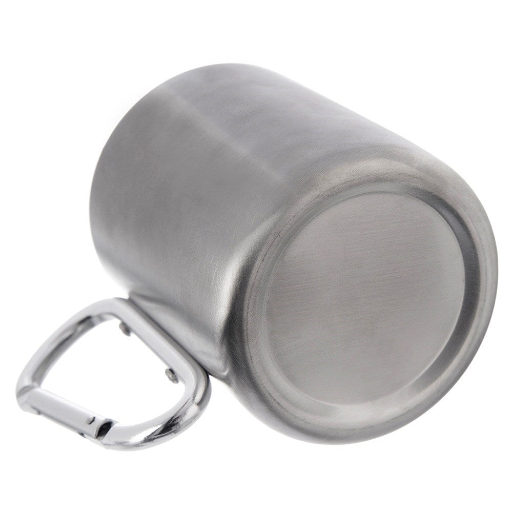 Una taza con mosquetón plateada yace de lado, mostrando la base y el asa.