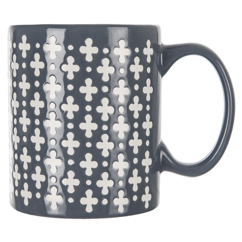 Taza gris con patrón de cruces blancas y asa, sobre fondo blanco.