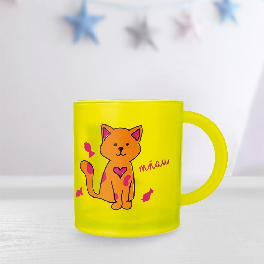 Una taza amarilla con estampado de gato naranja y corazones rosas.