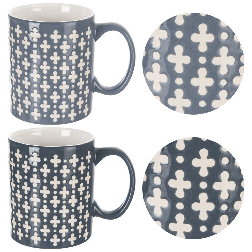Dos tazas grises con patrón de cruces blancas y primeros planos del patrón.