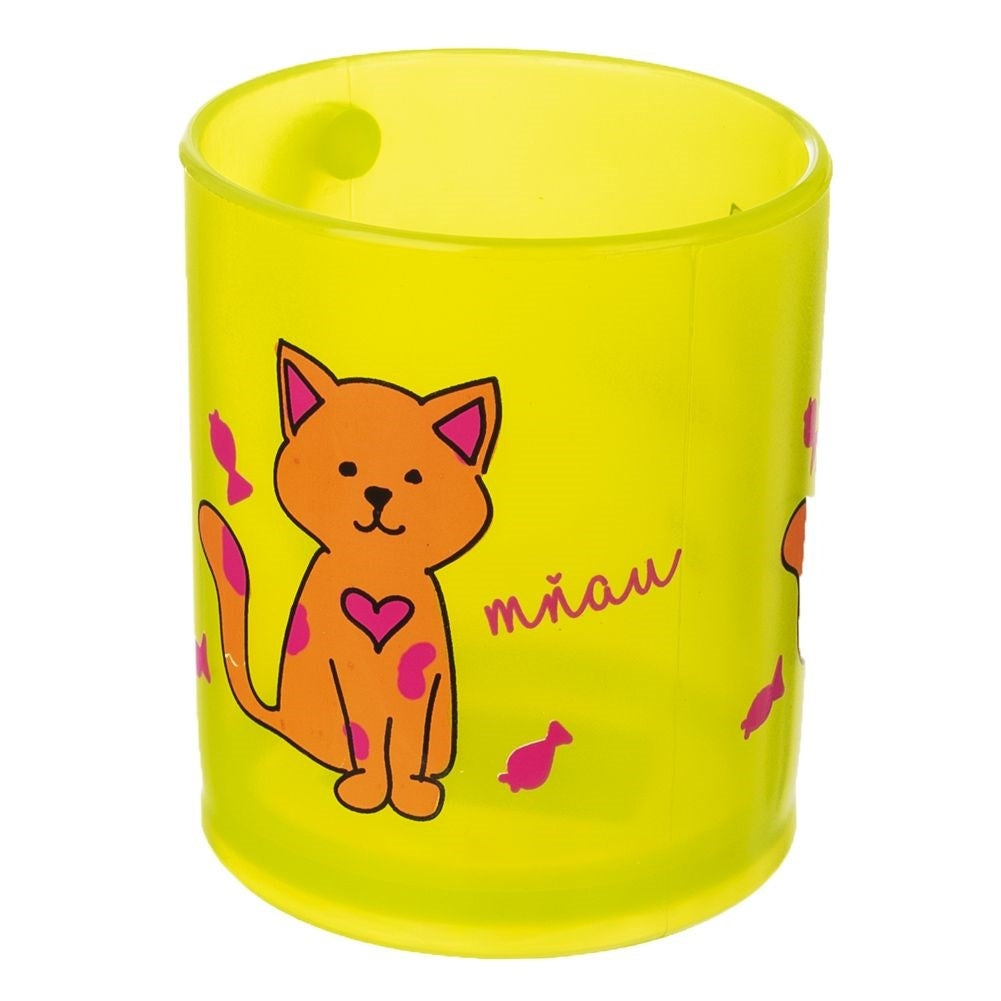 Una taza amarilla con un gatito naranja y lunares rosas.