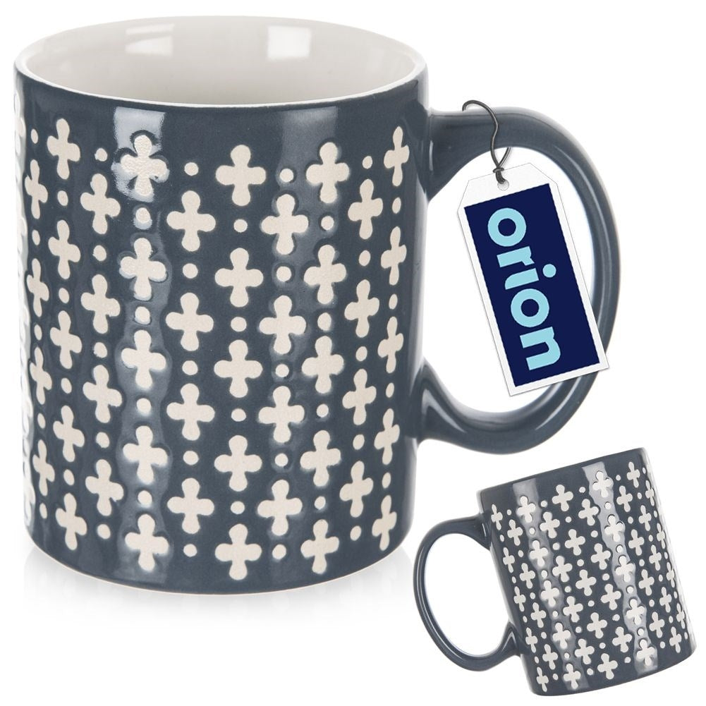 Taza gris con patrón de trébol blanco y etiqueta 'orion'.