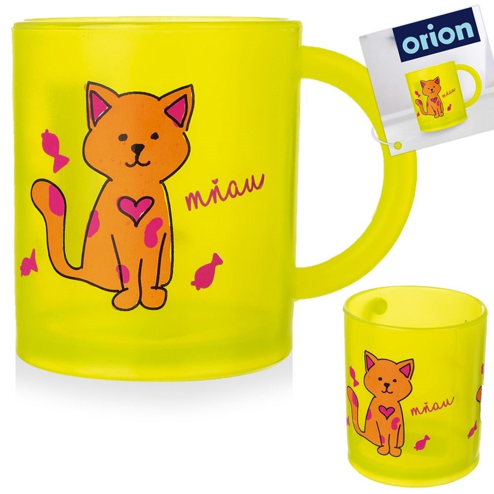 Taza amarilla con gatito naranja y peces rosas. Dice "Miau".
