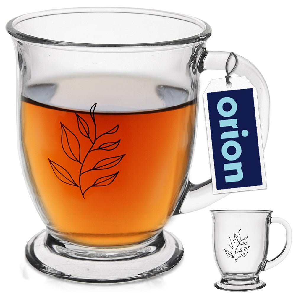 Una taza de vidrio con té, diseño de hoja y etiqueta.