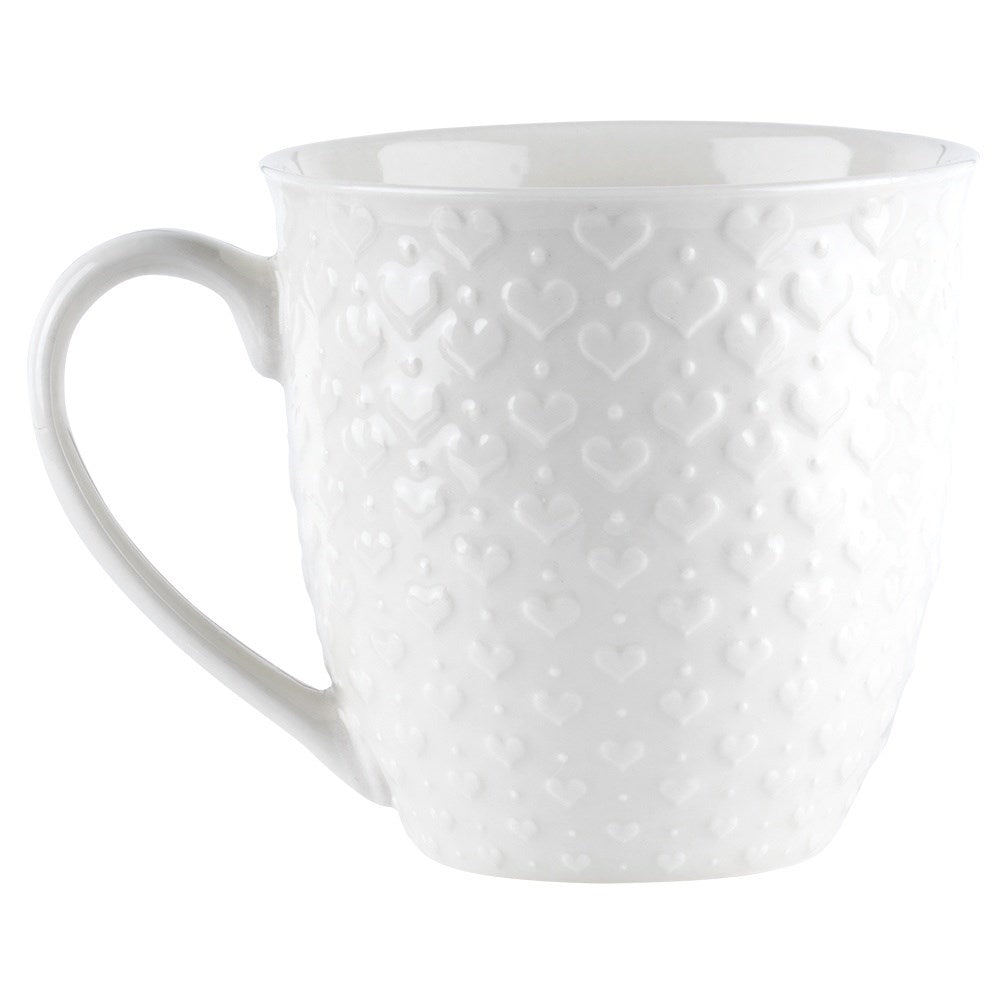 Una taza blanca con corazones en relieve, con asa.