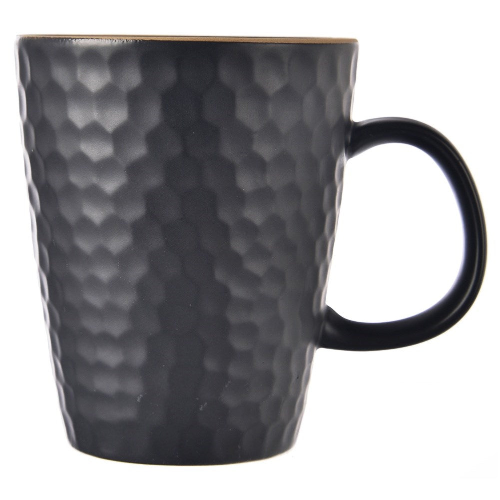 Una taza gris oscuro con patrón de panal y asa negra sobre fondo blanco.