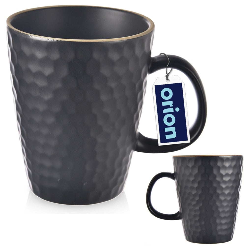 Taza gris con patrón de panal y etiqueta azul con la etiqueta 'orion'.