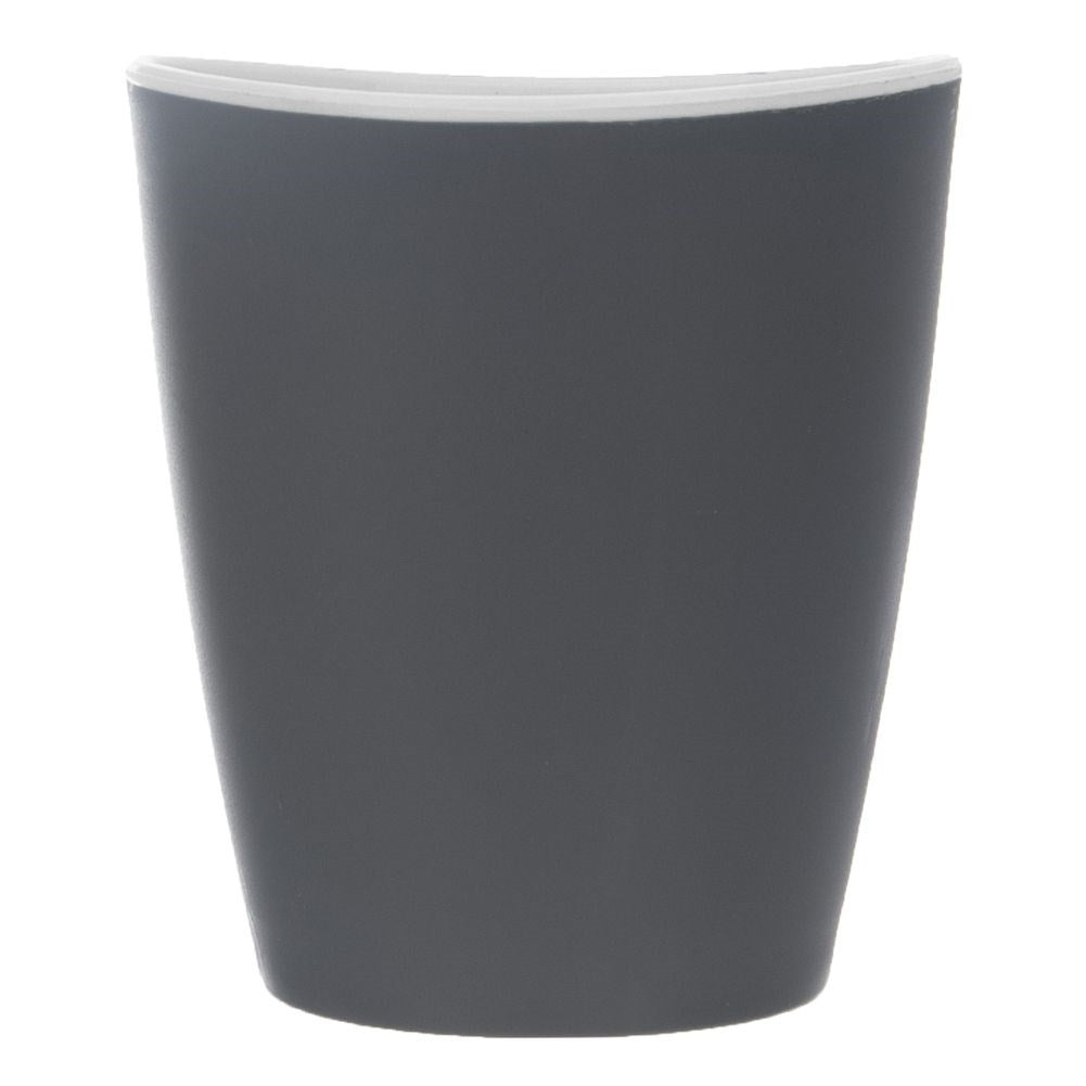 Una taza gris con borde blanco sobre fondo blanco.