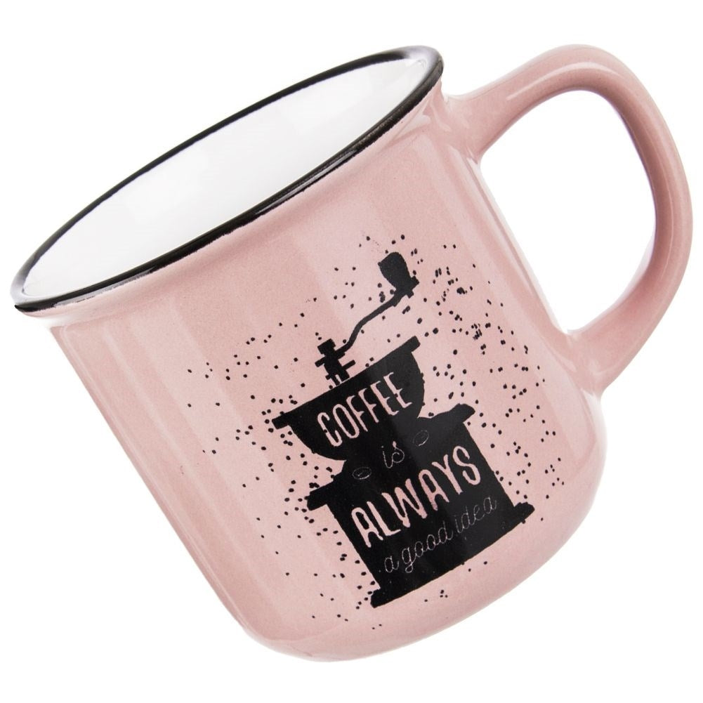 Una taza rosa con borde negro, gráfica de molinillo de café y texto.
