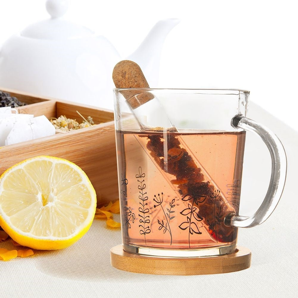 Una taza de té con limón y una caja de té.