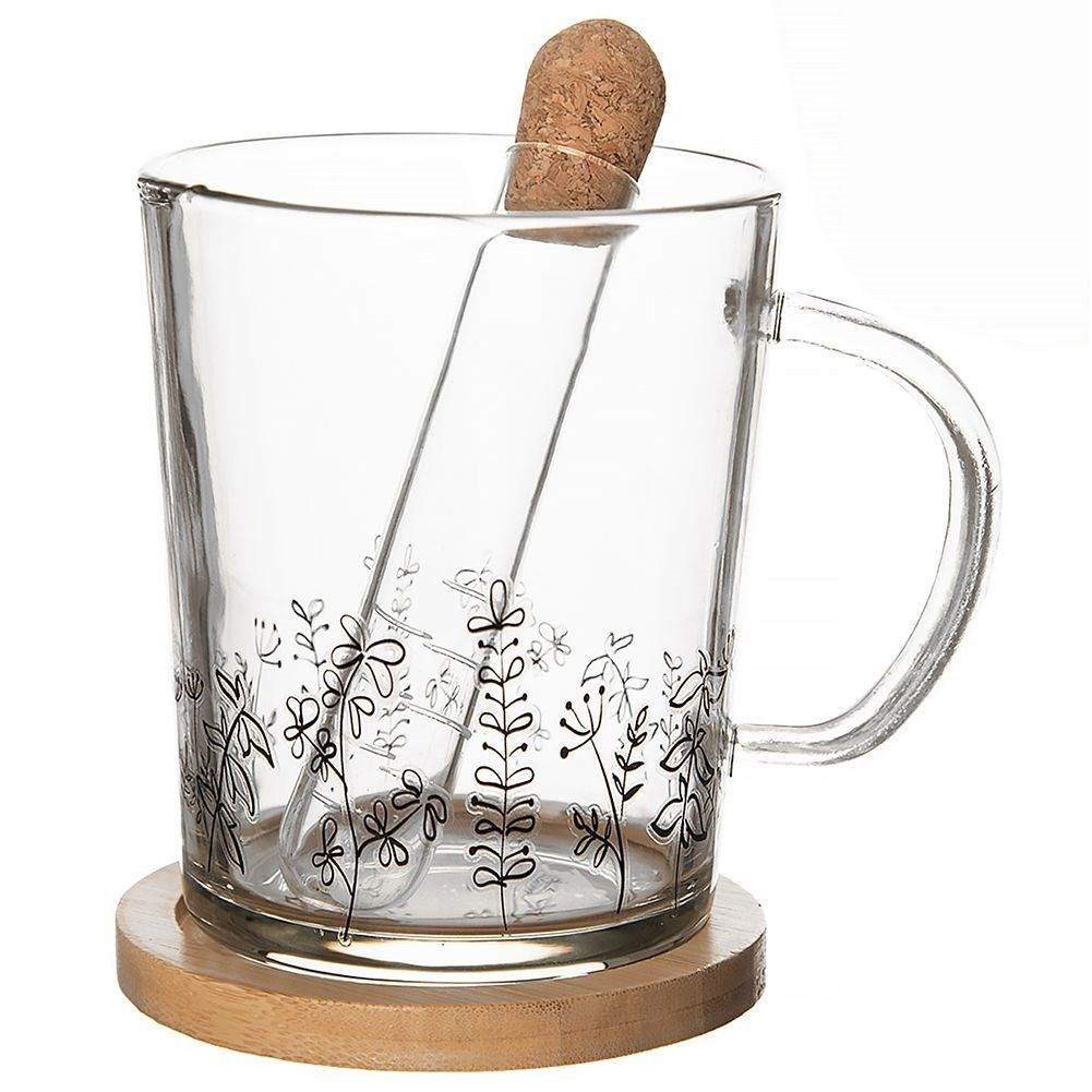 Taza de cristal con estampado floral y infusor con tapón de corcho.