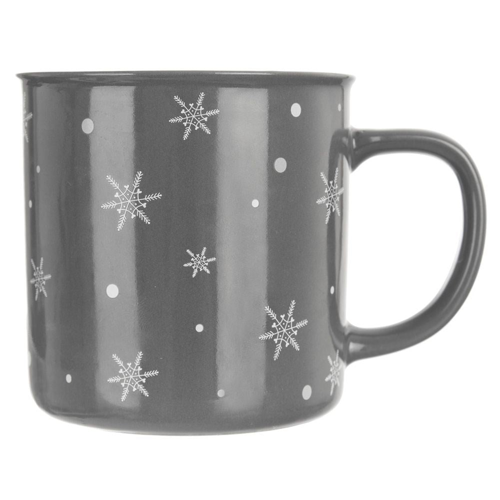 Taza gris decorada con copos de nieve y puntos blancos.