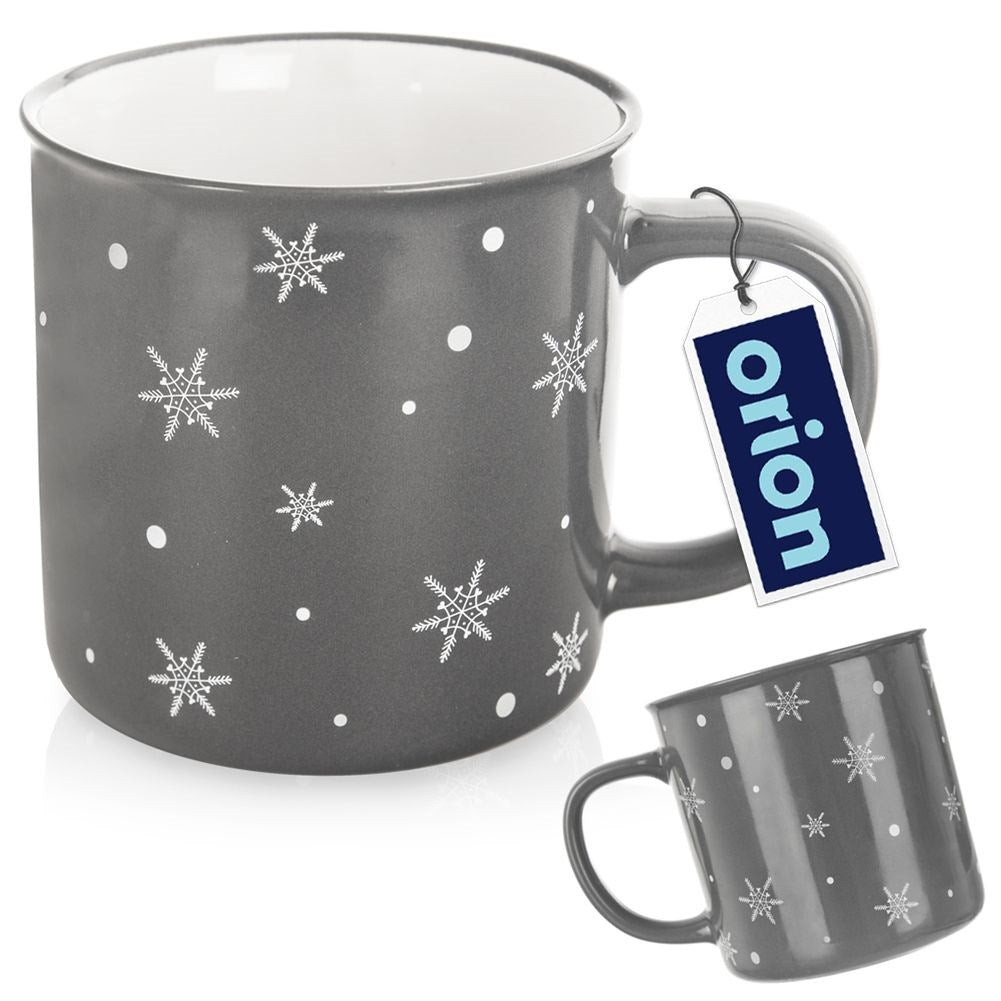 Taza gris con estampado de copos de nieve y etiqueta "Orion".