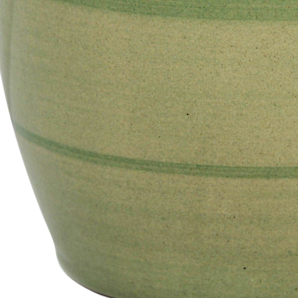 Olla verde con rayas horizontales y ligera textura.