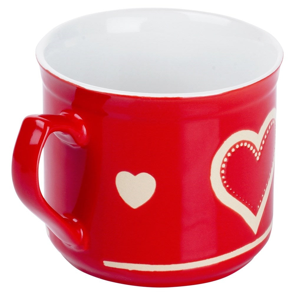Una taza roja con corazones blancos y borde color crema.