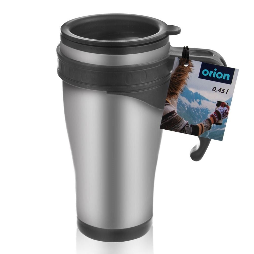 Taza de viaje plateada con tapa negra y etiqueta con escena de montaña.