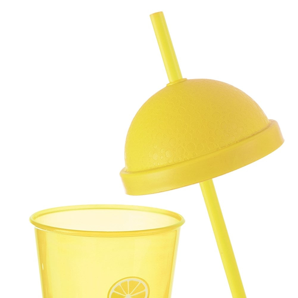 Un vaso amarillo con diseño de limón, junto a una tapa amarilla con pajita.