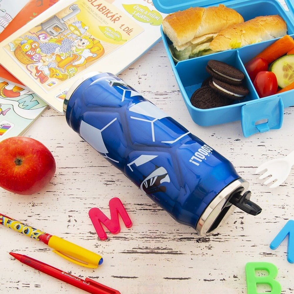 Botella de agua azul con tema de fútbol, lonchera, libros, manzana y bolígrafos.