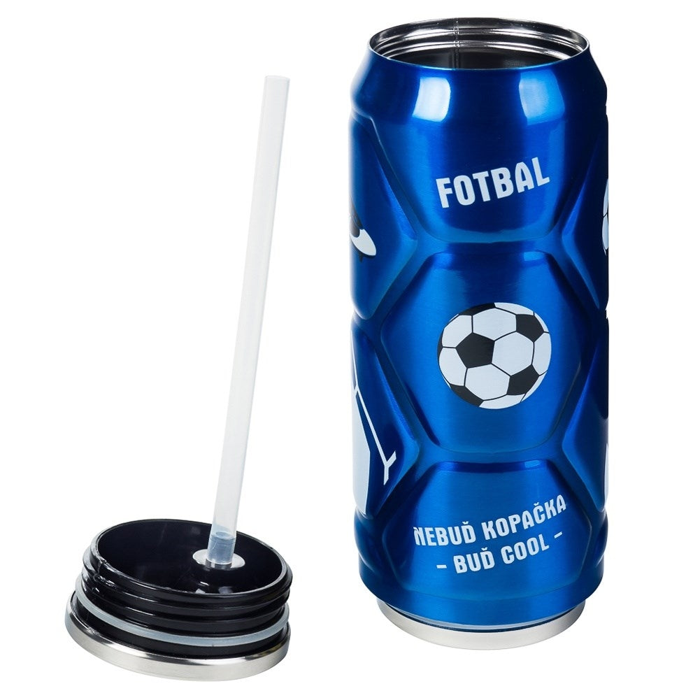 Vaso azul con tema de fútbol y pajita. Texto en eslovaco y gráficos de balón.
