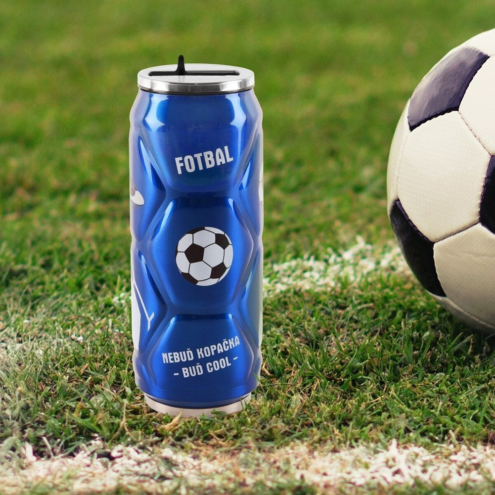 Termo azul con forma de lata y temática de fútbol sobre césped junto a un balón.